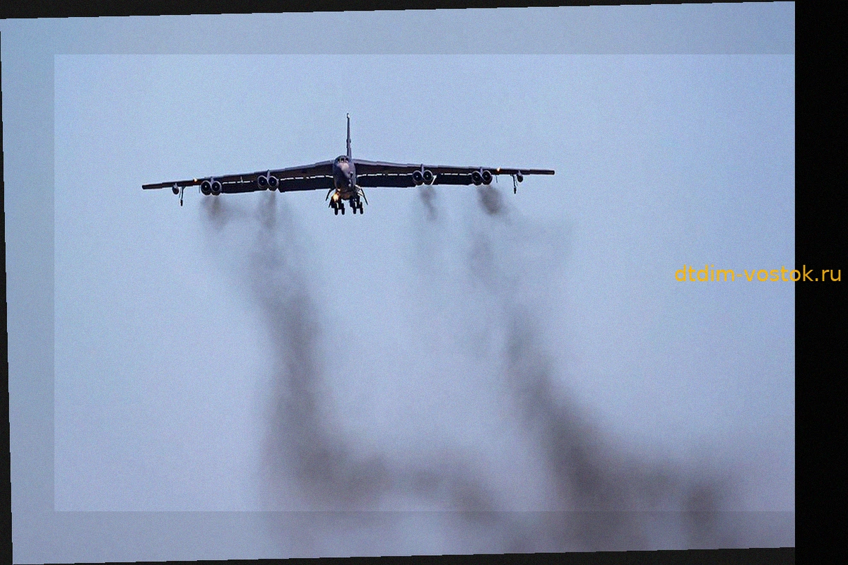 Бомбардировщик B-52 Stratofortress ВВС США разбился после взлета в Калифорнии