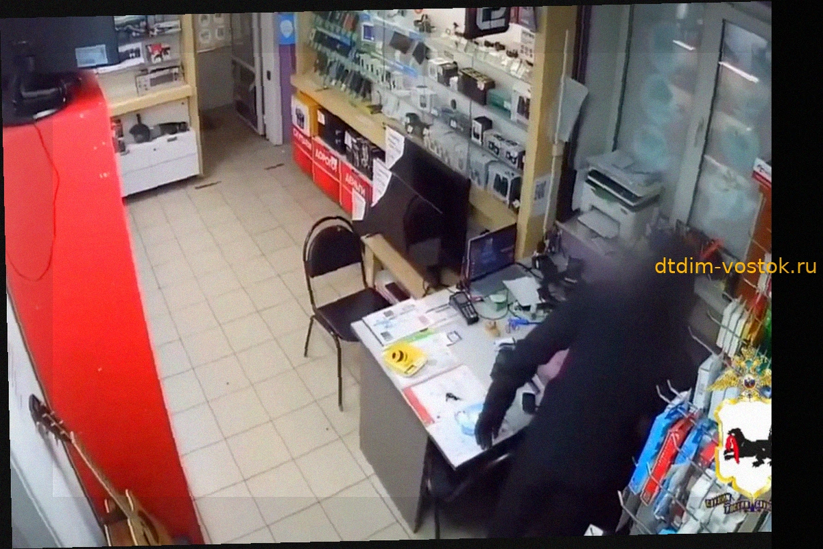 Нападение на комиссионный магазин в Иркутской области: мужчина с игрушечным пистолетом похитил 55 тысяч рублей