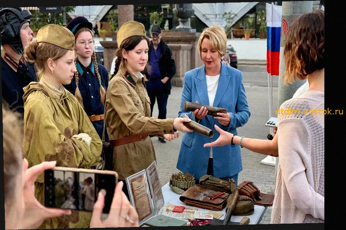 Школьники провели патриотическую акцию у станции метро «Тульская»