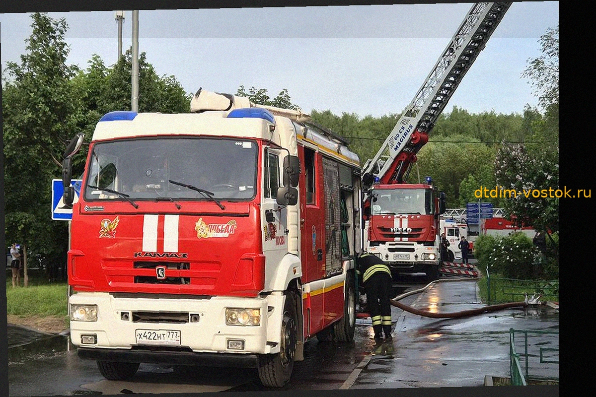 Пожар произошел в административном здании на улице Речников на юге Москвы
